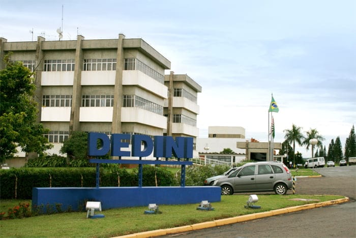 Bandidos rendem funcionários e explodem caixa eletrônico nessa madrugada