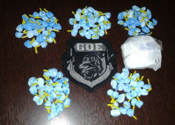 Com homem preso estavam mais de cem papelotes de cocaÃ­na prontos para a venda e mais um saco com mais material para embalo. Foto: DivulgaÃ§Ã£o / Valter Martins