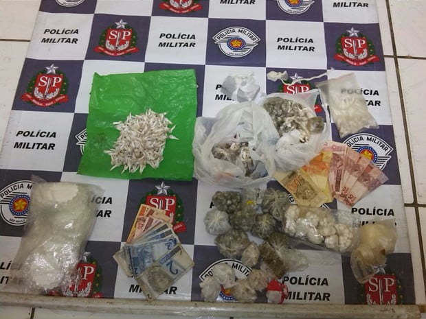 Ao chegar, PM encontrou dupla embalando a droga para a venda - Foto: DivulgaÃ§Ã£o
