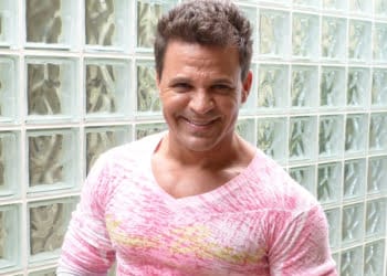 Eduardo Costa passa por constrangimento em avião