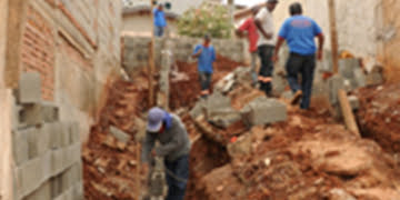 Prefeitura executa construção de escada de acesso no Costa Rica