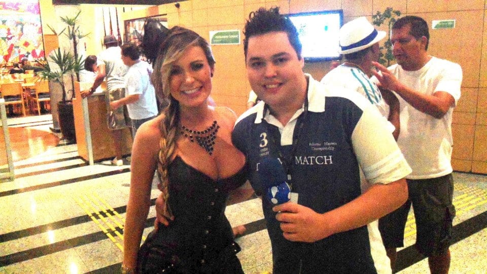 Reporter cobre com exclusividade expulsão de modelo no carnaval paulista