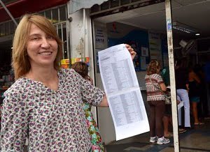 Ás vésperas do sorteio da Mega-Sena da Virada, Ana Maria Hubinge mostra a lista com os apostadores que, junto com ela, fizeram um bolão de mais de 40 mil reais - Foto: Wilson Dias / Agência Brasil