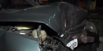 Homem dorme ao volante e bate em árvore