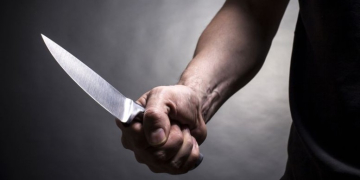 Homem se esfaqueia para não ir ao trabalho e acaba preso