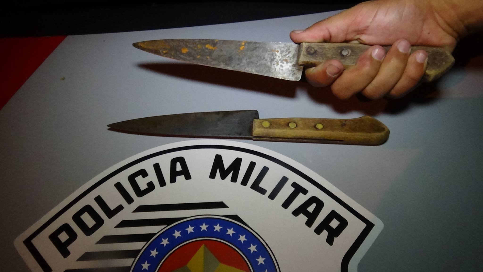 Homem ameaça policiais com facas e acaba preso em Piracicaba