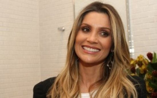 Flávia Alessandra posa sexy e enlouquece os marmanjos
