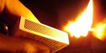 Homem queima carro com a ex e o namorado dela dentro em Piracicaba