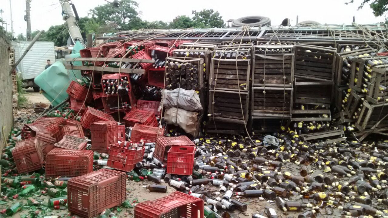 Caminhão de cerveja desgovernado derruba poste e tomba
