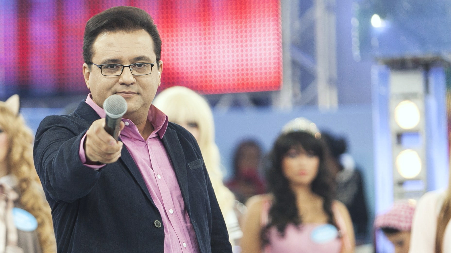 Com baixo salário na Record, apresentador pede emprego no SBT