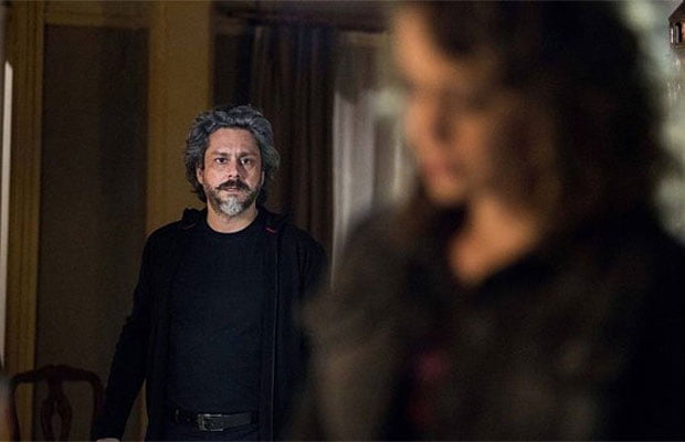 ‘Império’: Zé Alfredo terá alucinações com Cora na casa de Cristina; Entenda