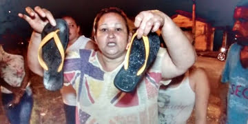 Revoltada, vizinha da vÃ­tima mostra chinelo que ela usada quando foi atingida pela caminhonete - Foto: Valter Martins / Piracicaba em Alerta