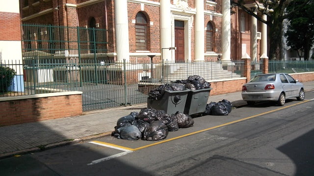 Coletores de lixo encerram greve após seis dias em Piracicaba