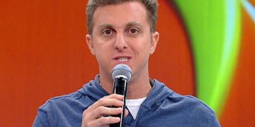 Luciano Huck pergunta a Sandy “quantas mamadas ela dá por dia” e marido reage no Twitter