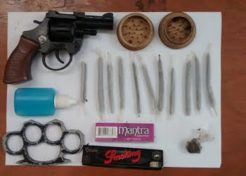 Alunos são apreendidos ao tentar entrar em escola com armas e drogas