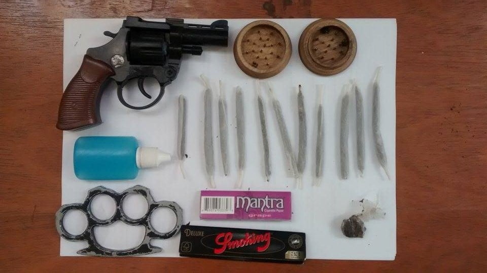 Alunos são apreendidos ao tentar entrar em escola com armas e drogas