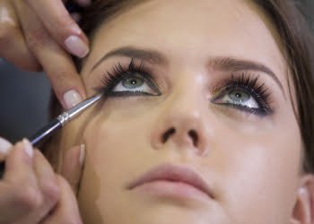 Olhar matador: veja como usar os cílios postiços para realçar a beleza