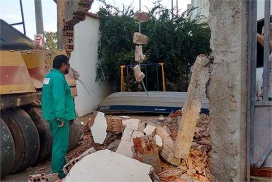 Máquina quebra e invade residência