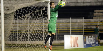 XV oficializa a compra do goleiro Mateus Pasinato