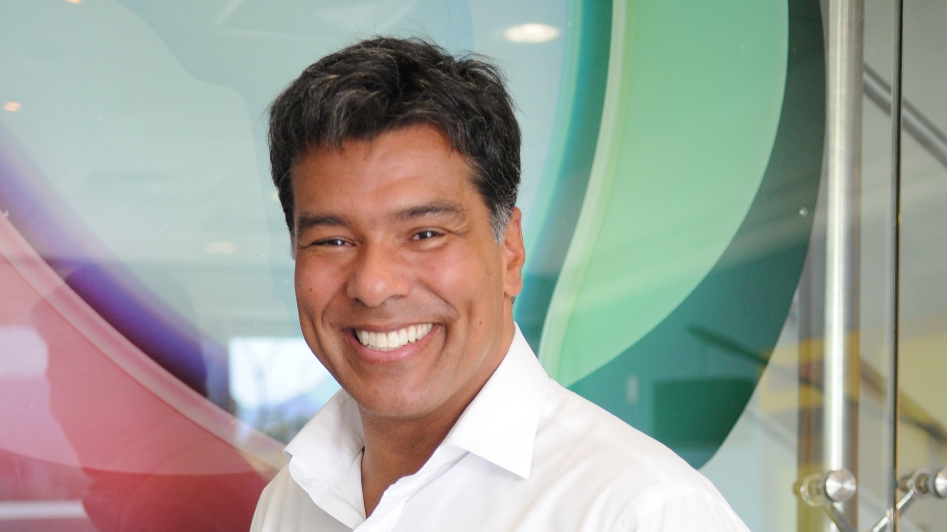 Filha de Maurício Mattar aprende a sambar