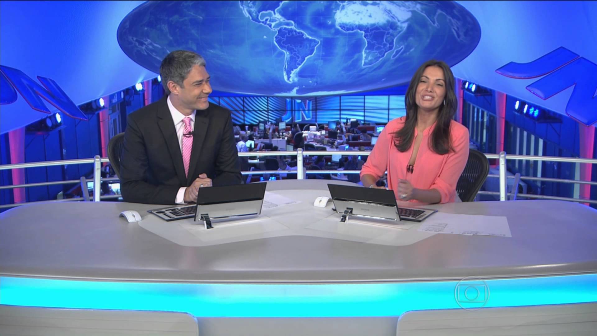 POLÊMICA: Jornalista da Globo faz teste do sofá para ocupar bancada do ‘JN’