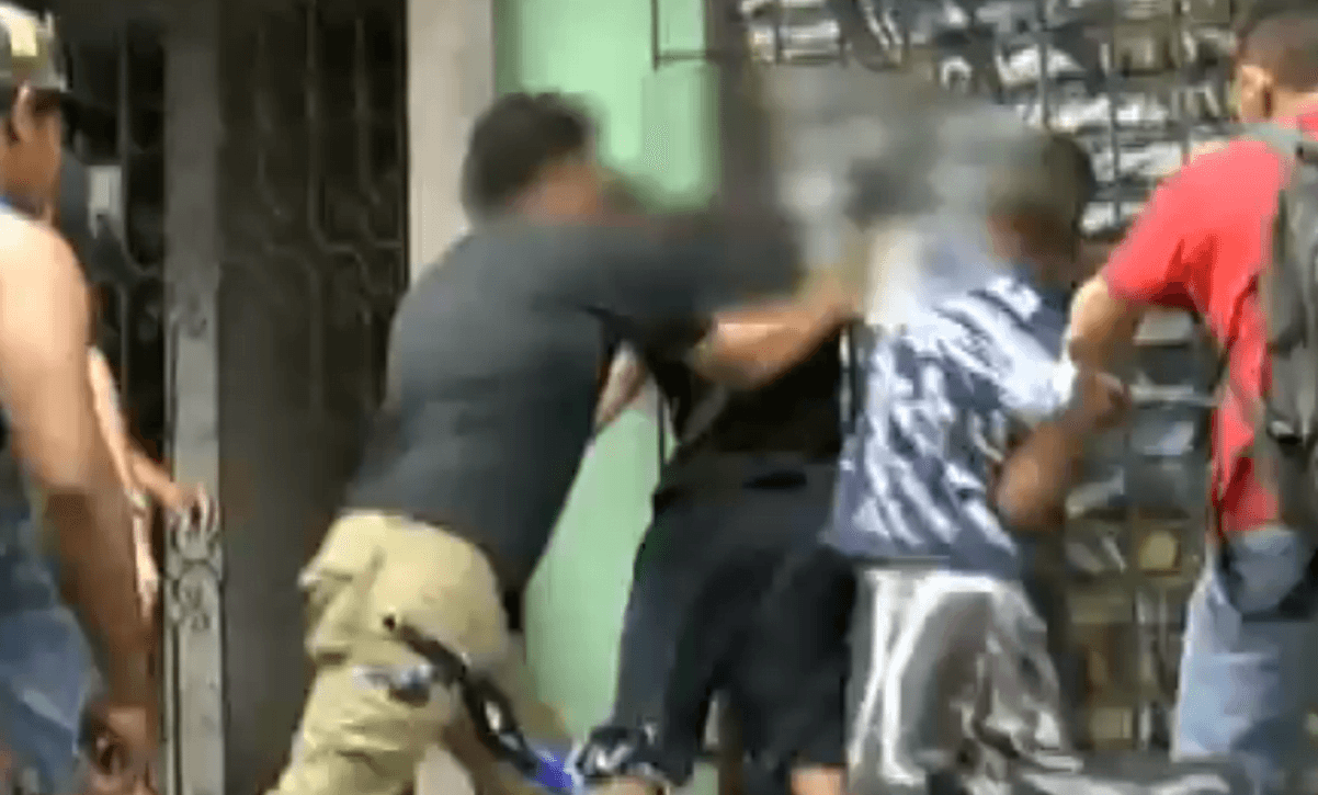 Menores apanham da população após assaltar mulher em Belém (PA)