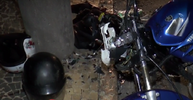 Jovem e travesti ficam gravemente feridos em acidente de motocicleta