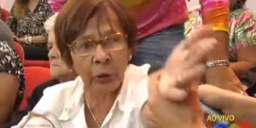 Vídeo: Irritada, senhora da platéia do “Programa da Tarde” faz barraco ao vivo