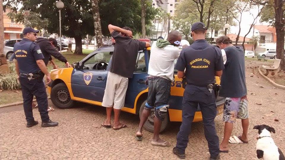 Guardas Civis fazem ‘batida’ em praça da Vila Rezende, em Piracicaba