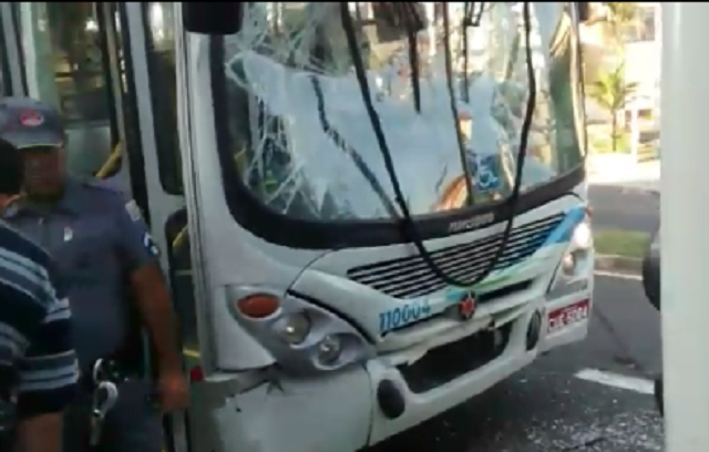 Acidente de ônibus no centro de Piracicaba deixa feridos