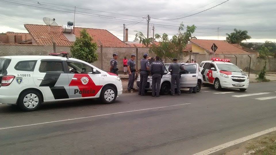 Em perseguição, dupla tenta jogar droga em rio, mas acaba presa pela PM