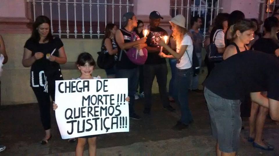 Grupo de pessoas protestam contra morte de 25 gatos em cemitério