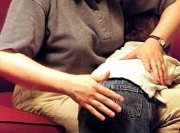 Mulher bebe, bate no filho e acorda presa em pronto-socorro