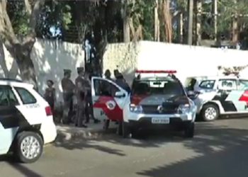 Confusão na porta de escola termina com vários alunos passando mal