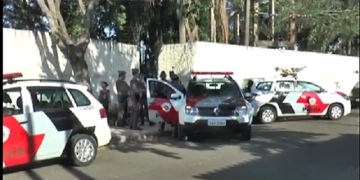 Confusão na porta de escola termina com vários alunos passando mal