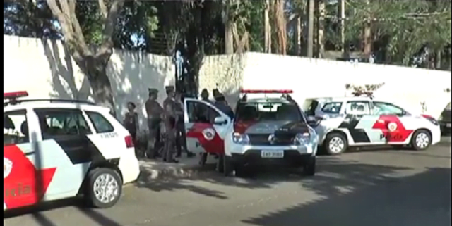 Confusão na porta de escola termina com vários alunos passando mal