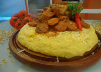 Aprenda a fazer polenta com costela e linguiça