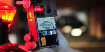 Em péssimo dia, bêbado acaba no ‘xadrez’