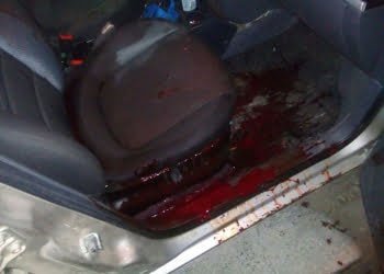 Sangue da professora ficou espalhado pelo carro. - Foto: DivulgaÃ§Ã£o / Policia Civil
