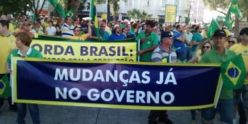 Fotos: Protesto contra o governo lota parte da praça central de Piracicaba