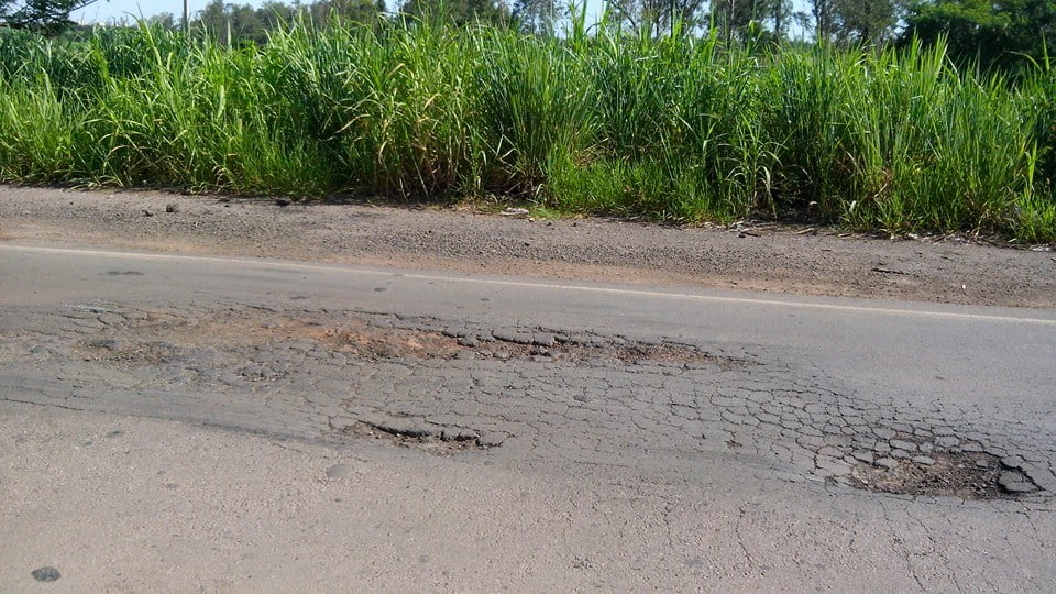 Pista está sem sinalizações e cheia de buracos em Piracicaba