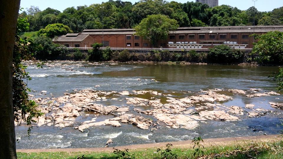 Sem chuva e com calor escaldante, rio Piracicaba volta a secar