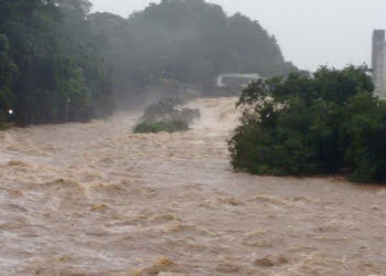 Rio Piracicaba entra em estado de extravasamento e invade a Rua do Porto