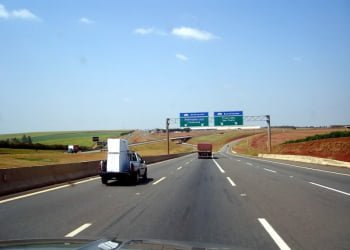 Caminhoneiro abandona mulher e filha em acostamento e foge