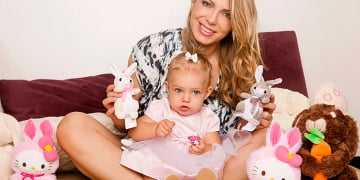 BIZARRO: Sheila Mello cospe na boca da filha para alimenta-la; Veja a foto