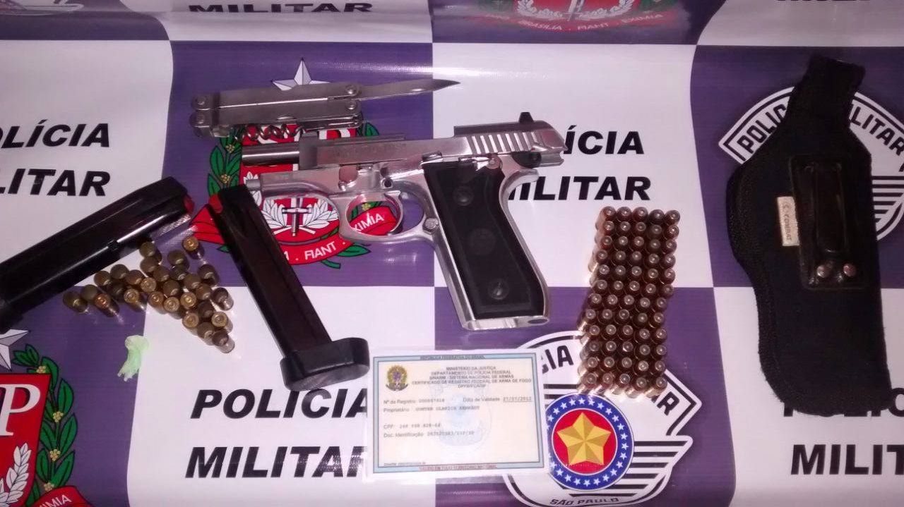 Após brigar com mulher, homem ameaça se matar com arma de fogo