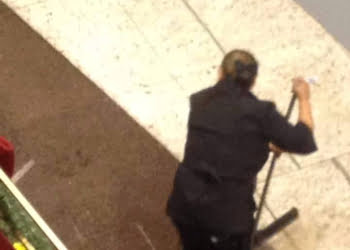 Funcionários tentaram rodar água enquanto seguranças interditaram área alagada - Foto enviada por internauta