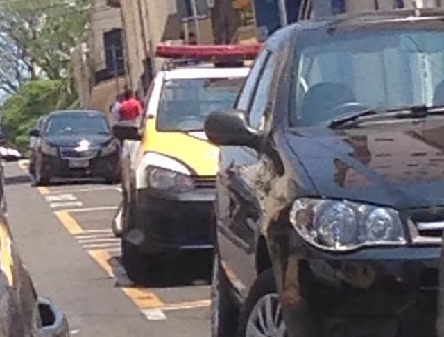 Carro da Semuttran é flagrado estacionado em área proíbida