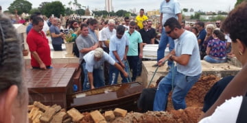 Sob aplausos, mãe e filho são últimos sepultados de chacina em Campinas