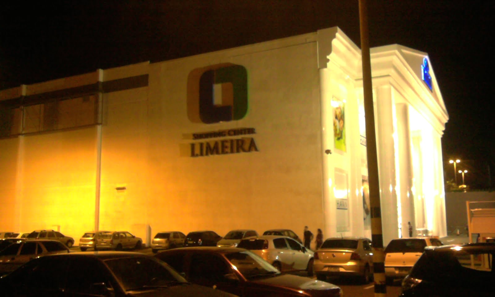Bandidos armados roubam loja de celulares de shopping em Limeira